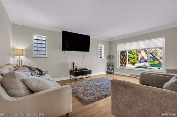 Harper Woods, MI 48225,20006 Lochmoor Street