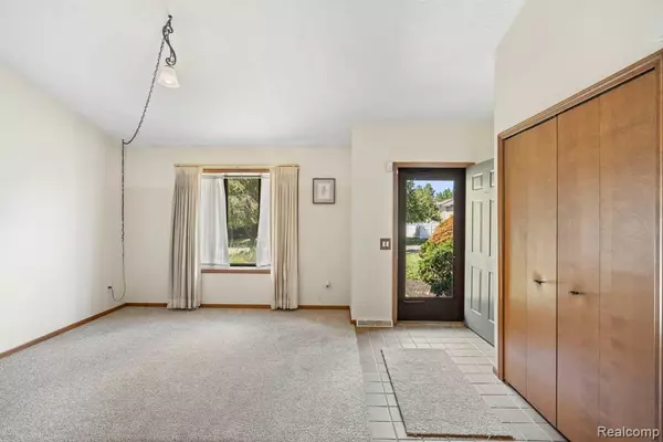 Waterford, MI 48329,2551 Woodbourne Drive