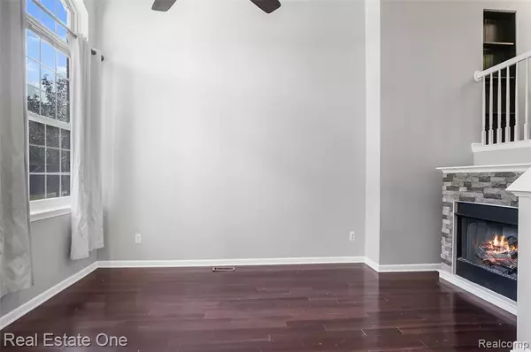 Walled Lake, MI 48390,464 Old Pine Way