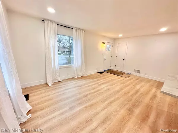 Fenton, MI 48430,823 W Silver Lake Road