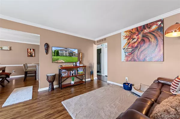 Saint Clair Shores, MI 48082,806 Country Club Drive