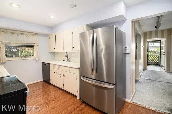 Royal Oak, MI 48073,719 W 12 Mile Road