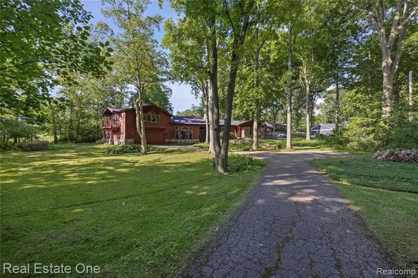Farmington Hills, MI 48336,28190 WILDWOOD Trail