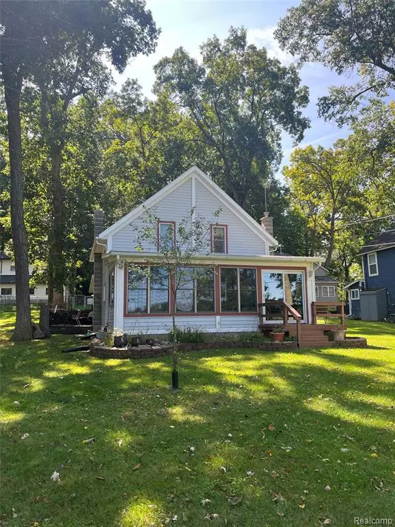 2220 Lakeview Drive, Brooklyn, MI 49230