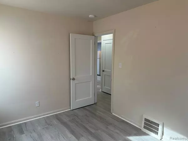 Allen Park, MI 48101,15918 MEYER Avenue