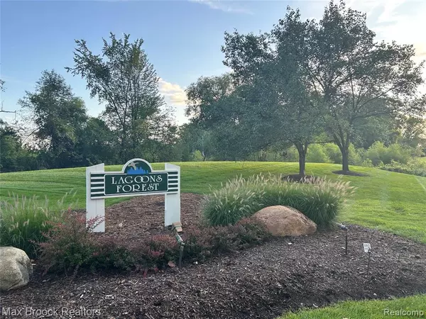 West Bloomfield, MI 48323,5015 Lake Vista Drive