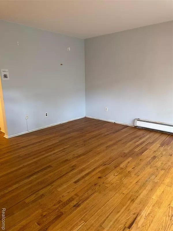 Redford, MI 48239,25301 5 Mile rd