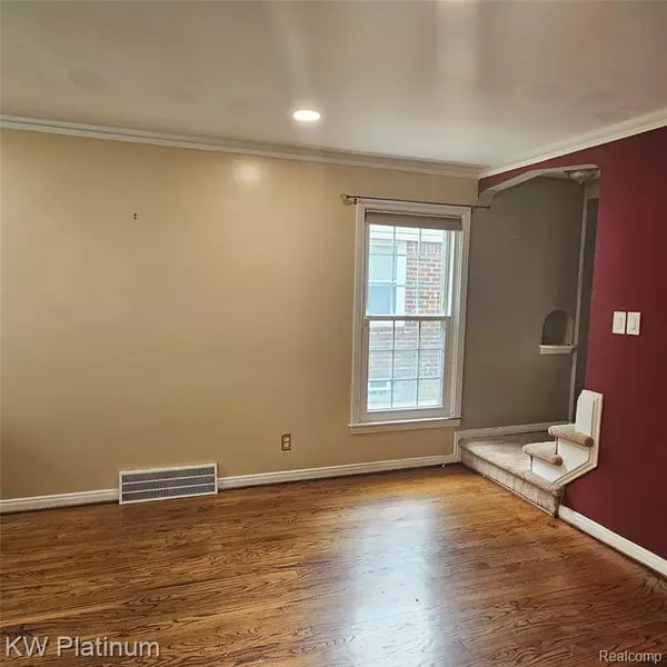 Grosse Pointe Woods, MI 48236,1381 Brys Drive