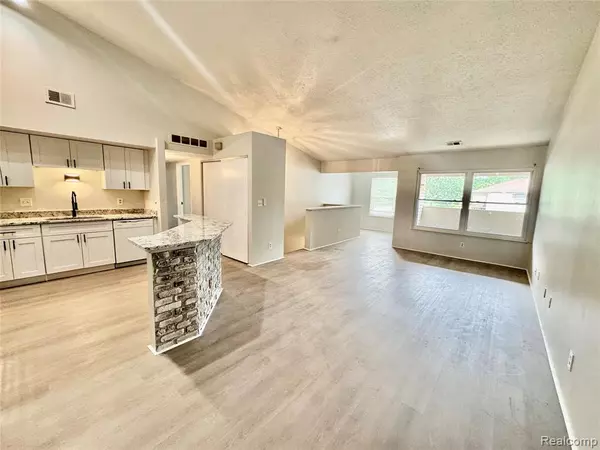 Northville, MI 48167,19536 NORTHRIDGE Drive