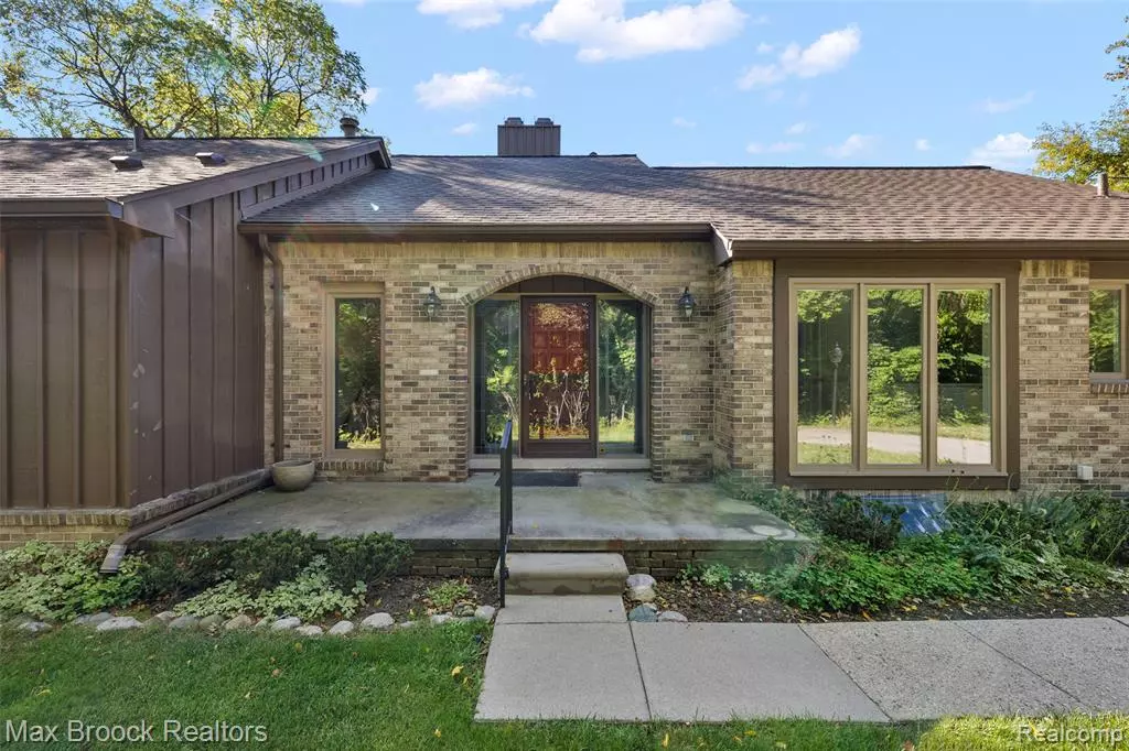 Bingham Farms, MI 48025,30705 River Crossing Street