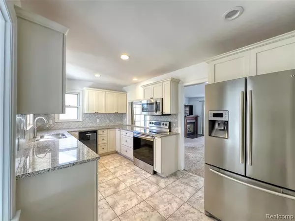 Royal Oak, MI 48067,806 N ALTADENA Avenue