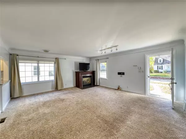 Royal Oak, MI 48067,806 N ALTADENA Avenue