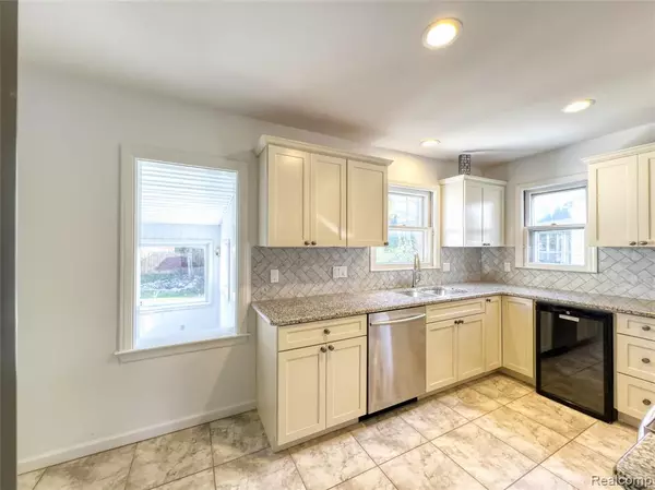 Royal Oak, MI 48067,806 N ALTADENA Avenue