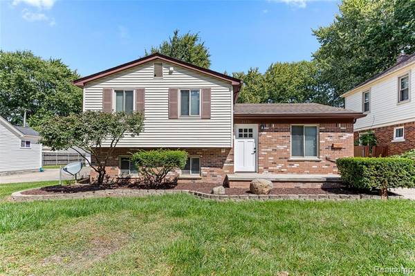 21701 Pleasant Street, Saint Clair Shores, MI 48080