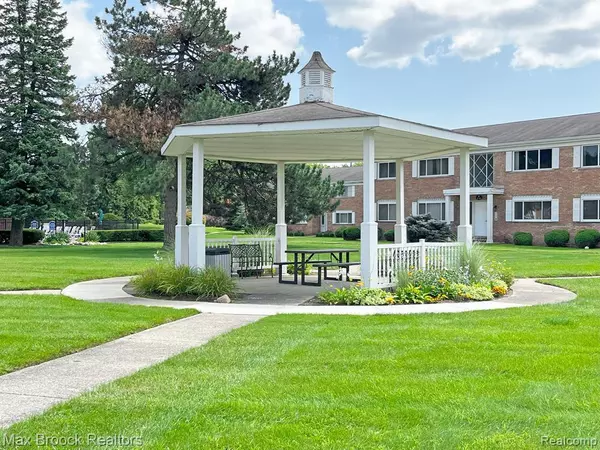 Bloomfield Hills, MI 48302,801 W LONG LAKE Road