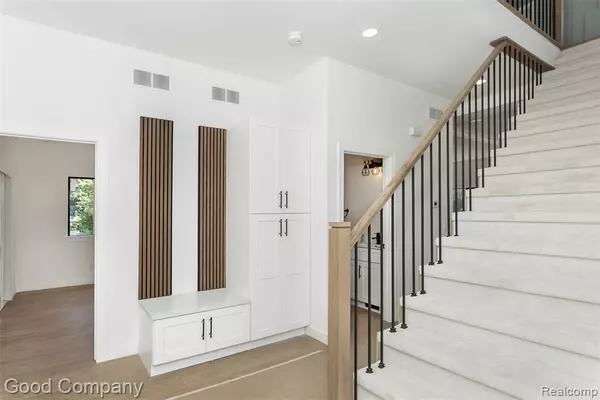 Auburn Hills, MI 48326,392 S SQUIRREL Road