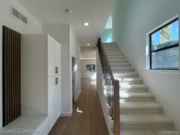 Auburn Hills, MI 48326,392 S SQUIRREL Road