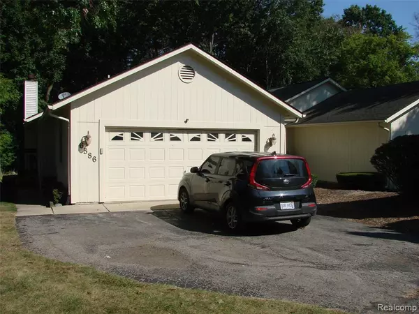 6586 Pontiac Lake Road, Waterford, MI 48327