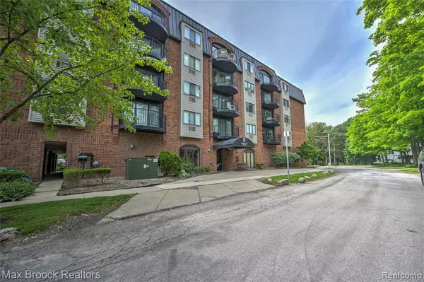 Birmingham, MI 48009,35300 Woodward Avenue