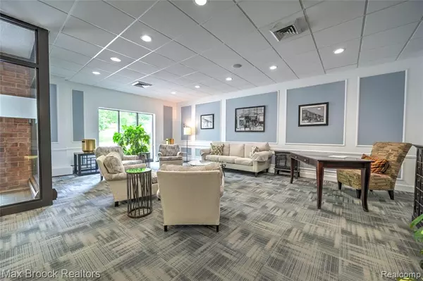 Birmingham, MI 48009,35300 Woodward Avenue