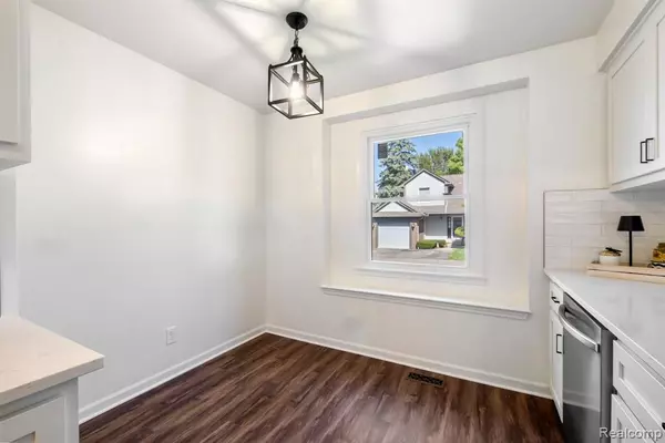 Royal Oak, MI 48073,412 Oak Run Court