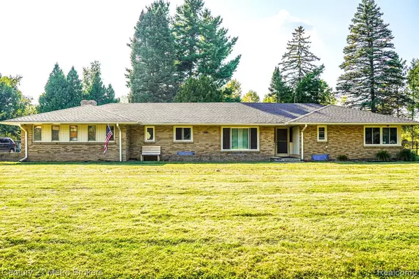 2211 N Sycamore Drive, Burton, MI 48509