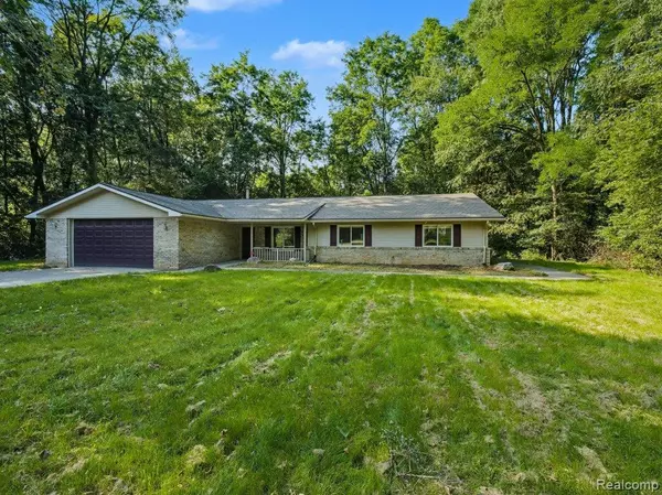993 Groveland Pines Drive, Ortonville, MI 48462
