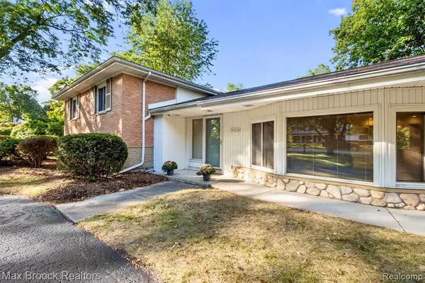 Franklin, MI 48025,30320 Pondsview Drive