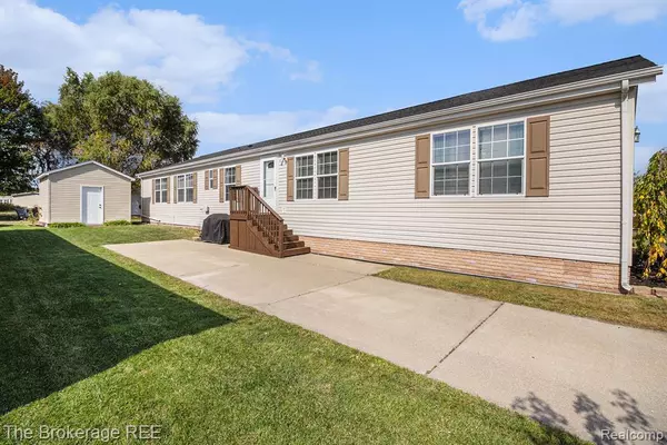 6195 Andora Avenue, Fenton, MI 48430