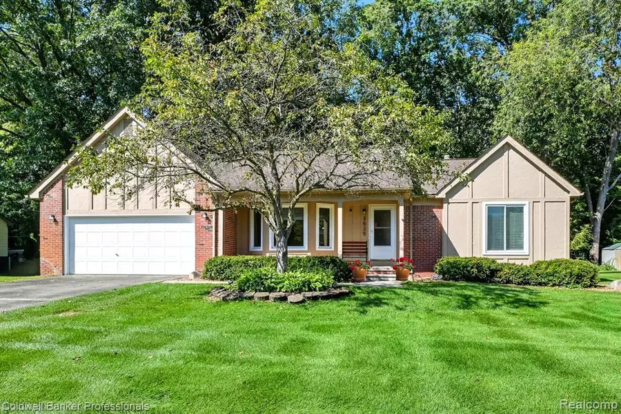 3525 Oak Meadows Ct, Commerce Twp, MI 48382