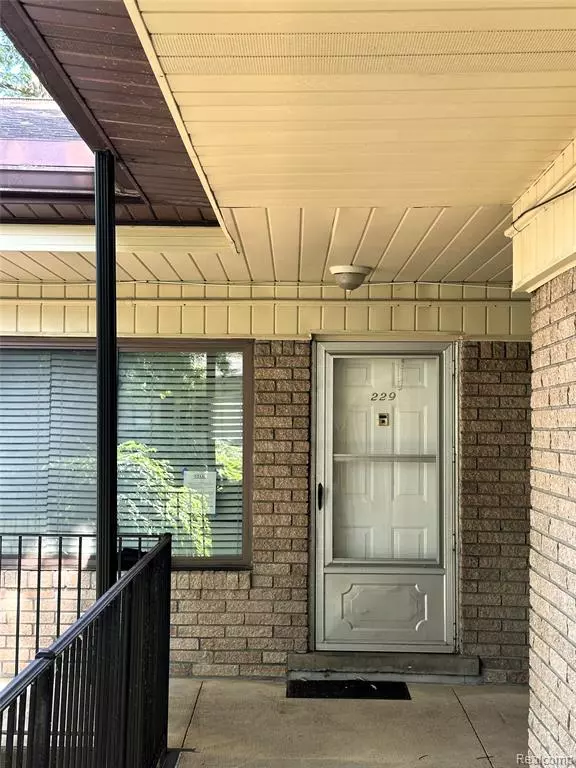 Waterford, MI 48328,995 N Cass Lake Road