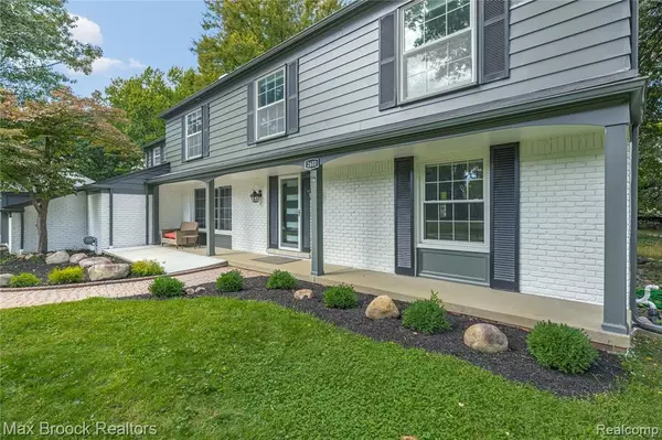 Bloomfield Hills, MI 48304,2601 Lamplighter Lane