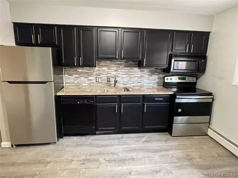 649 W Maple Road, Clawson, MI