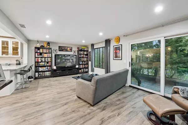 Brighton, MI 48116,566 Foxboro Square