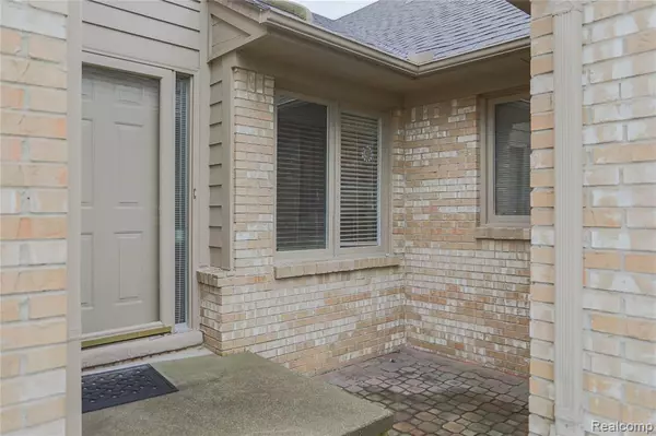 Macomb, MI 48042,16768 Pearlcreek N Court