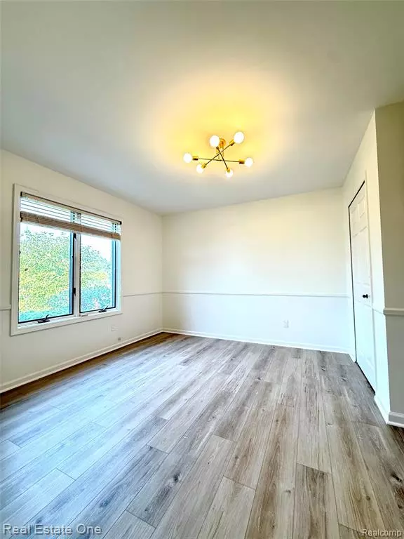 Troy, MI 48085,194 E Long Lake Road