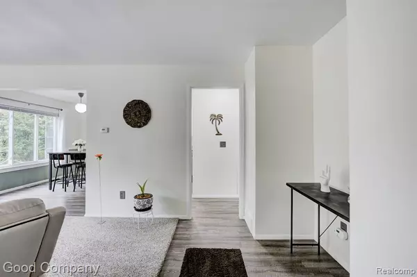 Farmington, MI 48336,32718 Grand River Avenue