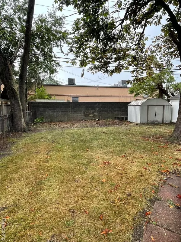 Royal Oak, MI 48067,823 E 2nd Street