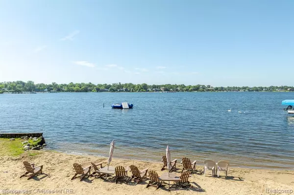 West Bloomfield, MI 48323,4768 Wendrick Drive