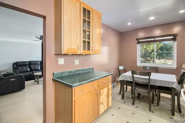 Saint Clair Shores, MI 48082,22452 Lake Drive