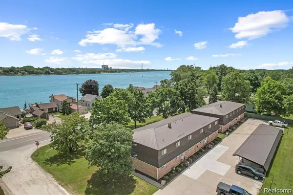 1627 S Riverside Avenue, St. Clair, MI 48079