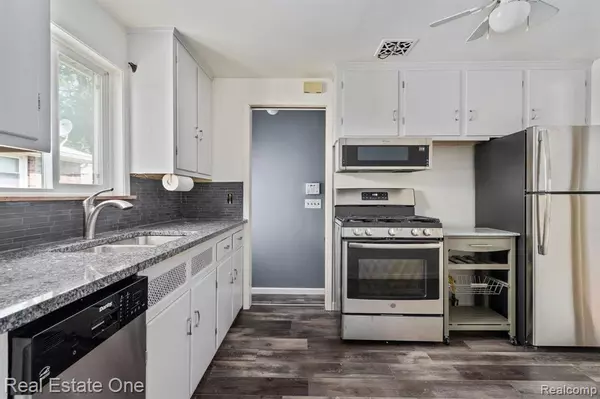 Harper Woods, MI 48225,21135 LITTLESTONE Road