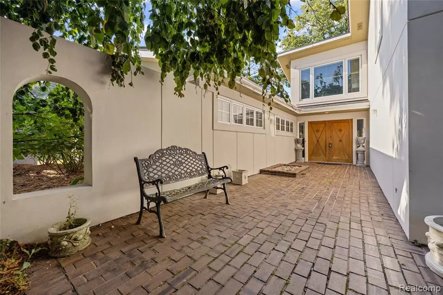2372 Pine Lake Road, West Bloomfield, MI 48324