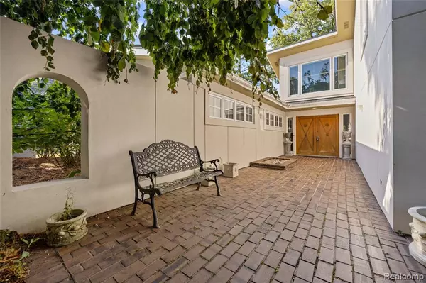 2372 Pine Lake Road, West Bloomfield, MI 48324