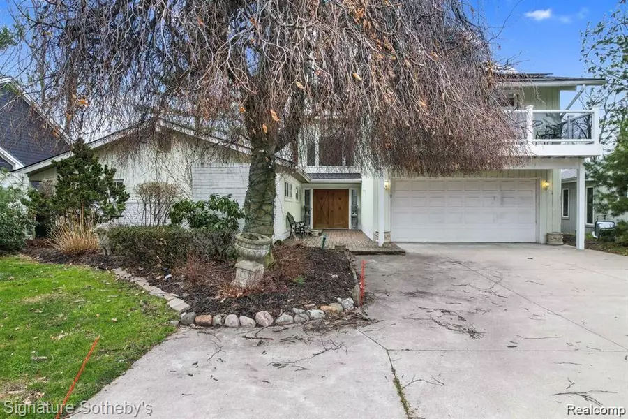 2372 Pine Lake Road, West Bloomfield, MI 48324
