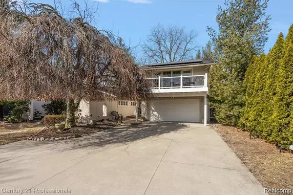 West Bloomfield, MI 48324,2372 Pine Lake Road