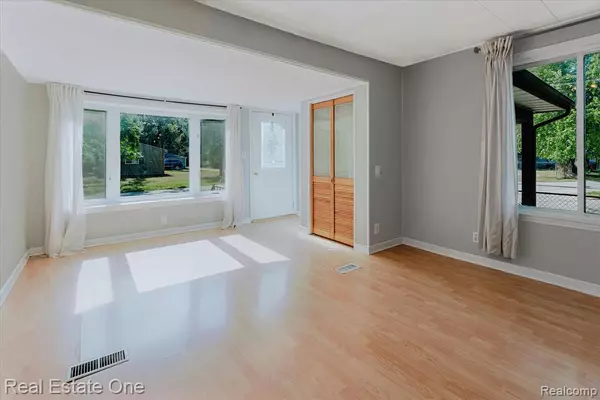 Keego Harbor, MI 48320,2918 Nagle Court