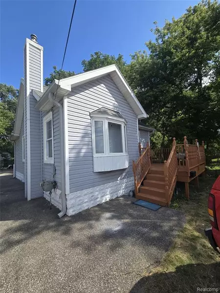 3912 Western Road, Flint, MI 48506