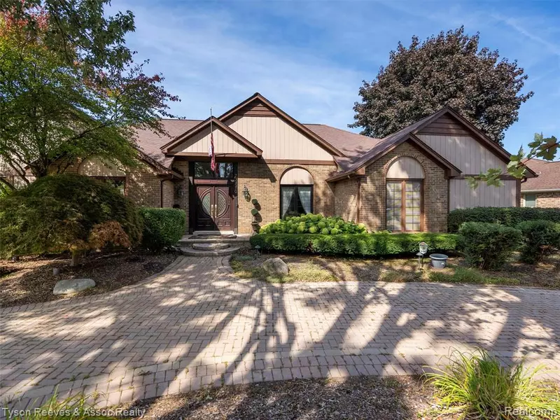 22770 Shadowglen Drive, Farmington Hills, MI 48335