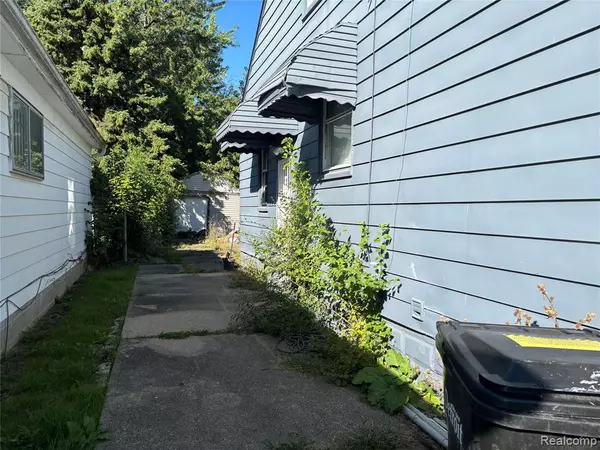 Detroit, MI 48228,7647 Greenview Avenue
